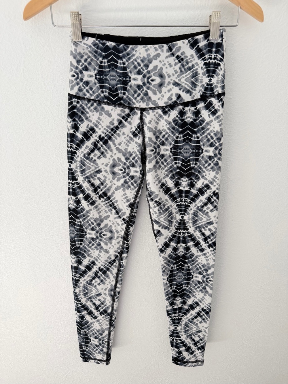 Victoria’s Secret Sport Women’s size XS Black & White Tie Dye Print Leggings